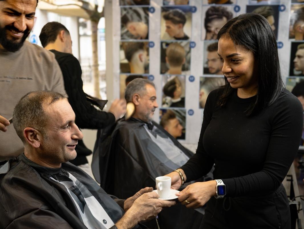 Entspannter Lounge-Bereich bei Coiffeur Sami